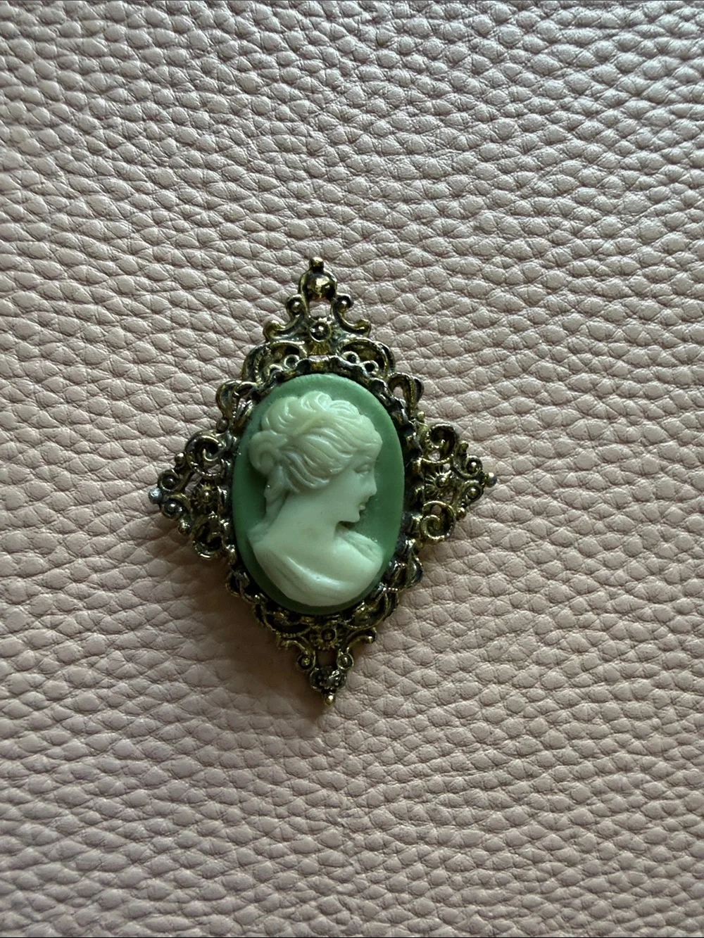 Gerry’s Vintage Green Cameo Brooch with Ornate Gold Frame sogned